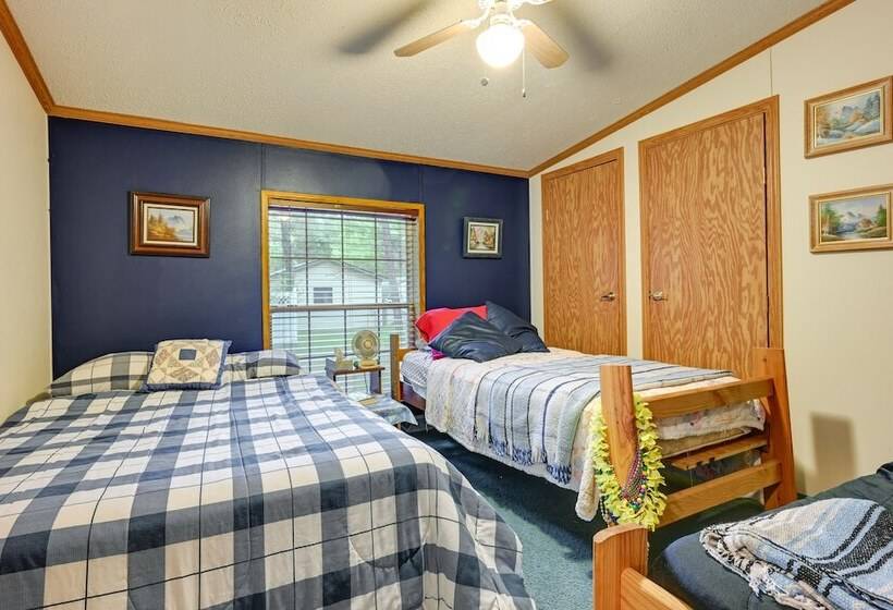 Caseville Home: Walk To Beach On Lake Huron!