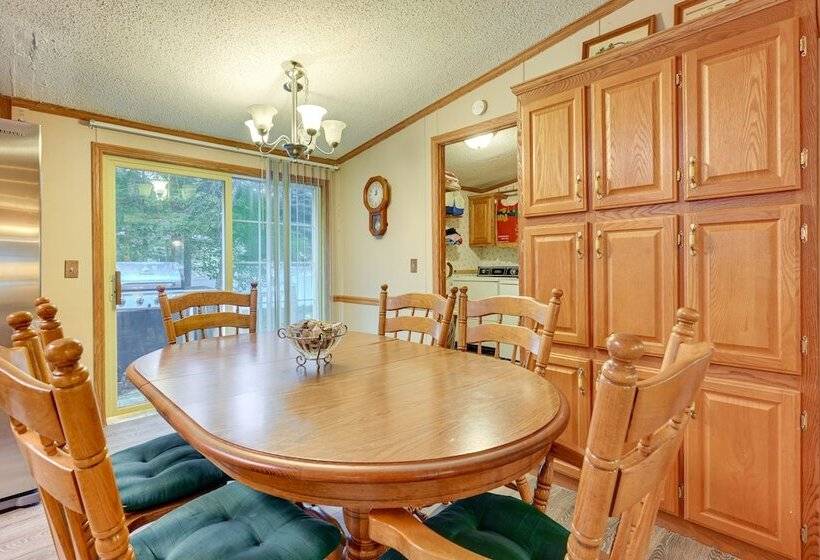 Caseville Home: Walk To Beach On Lake Huron!
