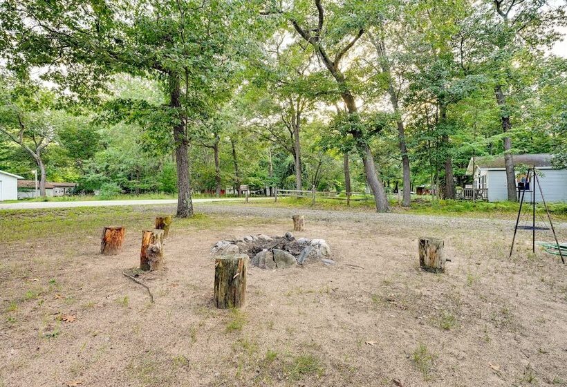 Caseville Home: Walk To Beach On Lake Huron!