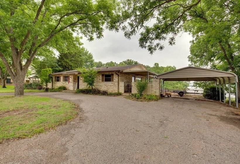 Hot Tub & Private Dock: Cedar Creek Lake House!
