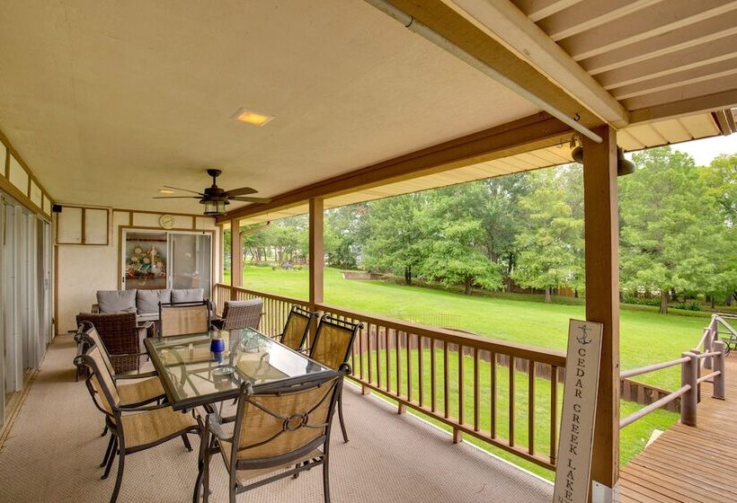 Hot Tub & Private Dock: Cedar Creek Lake House!
