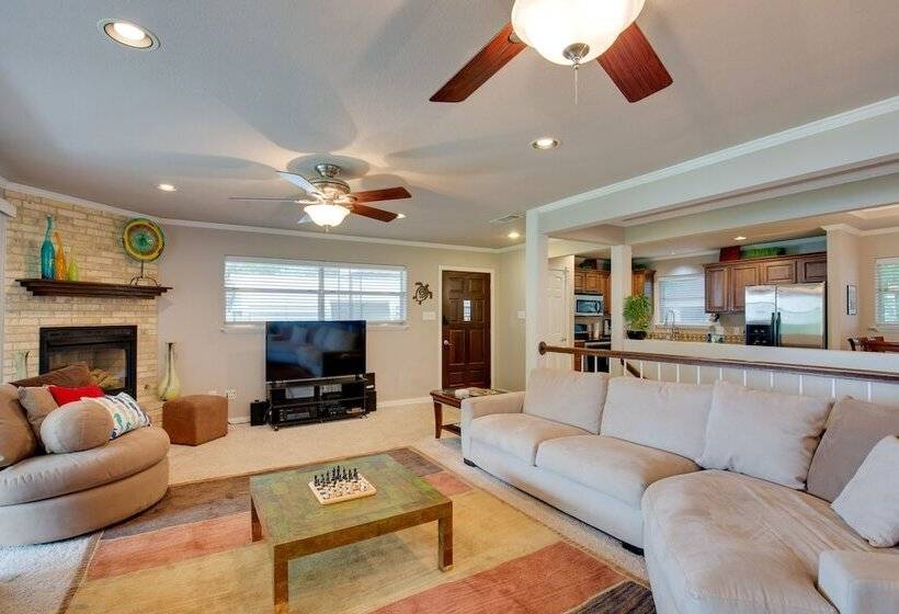 Hot Tub & Private Dock: Cedar Creek Lake House!