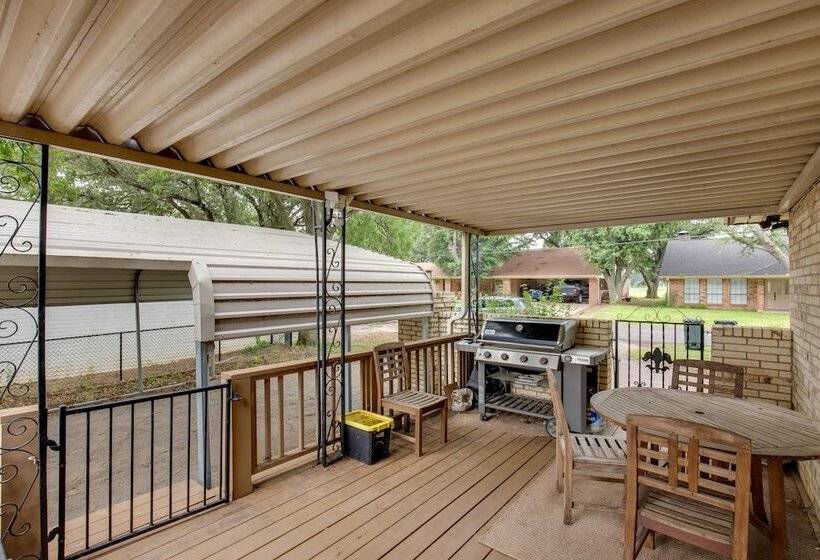 Hot Tub & Private Dock: Cedar Creek Lake House!