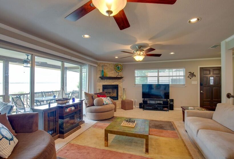 Hot Tub & Private Dock: Cedar Creek Lake House!