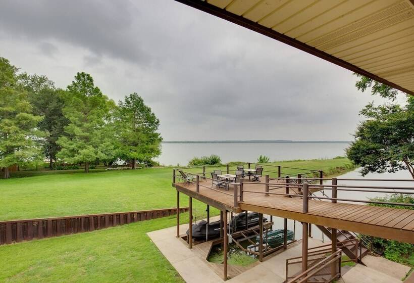 Hot Tub & Private Dock: Cedar Creek Lake House!