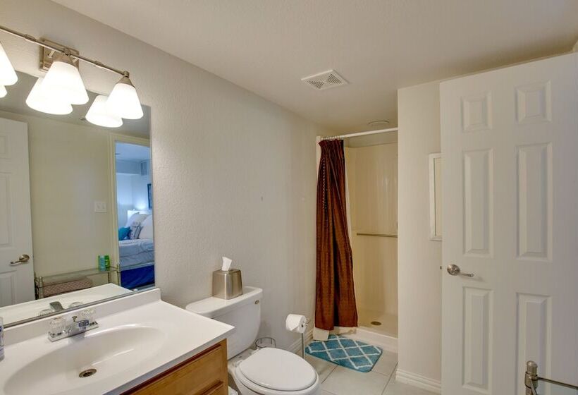 Hot Tub & Private Dock: Cedar Creek Lake House!