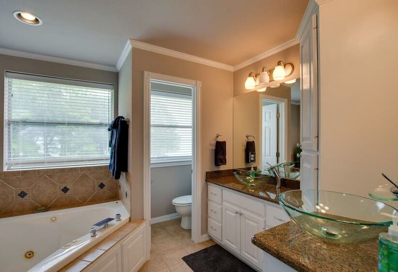 Hot Tub & Private Dock: Cedar Creek Lake House!