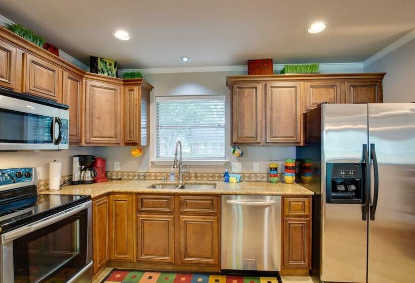 Hot Tub & Private Dock: Cedar Creek Lake House!