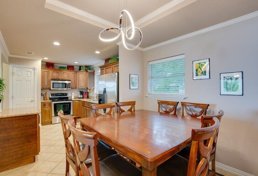 Hot Tub & Private Dock: Cedar Creek Lake House!