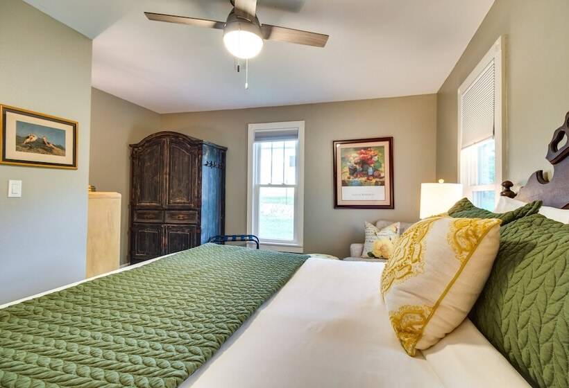 Charming Cotter Vacation Rental, Walk To River!