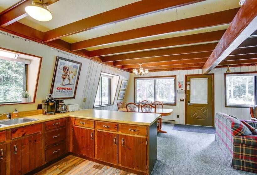 Crystal Mountain Cabin W/ Cozy Fireplace!