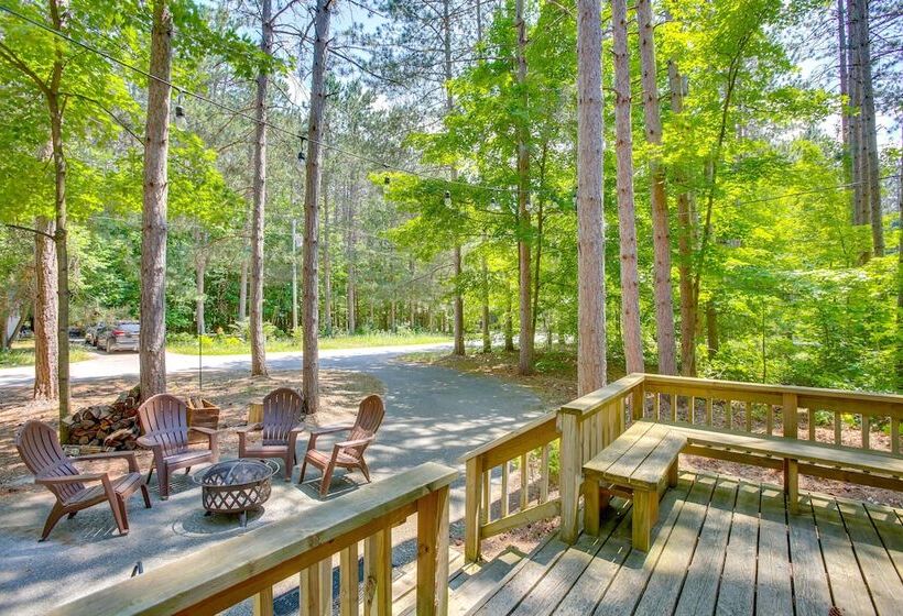 Crystal Mountain Cabin W/ Cozy Fireplace!