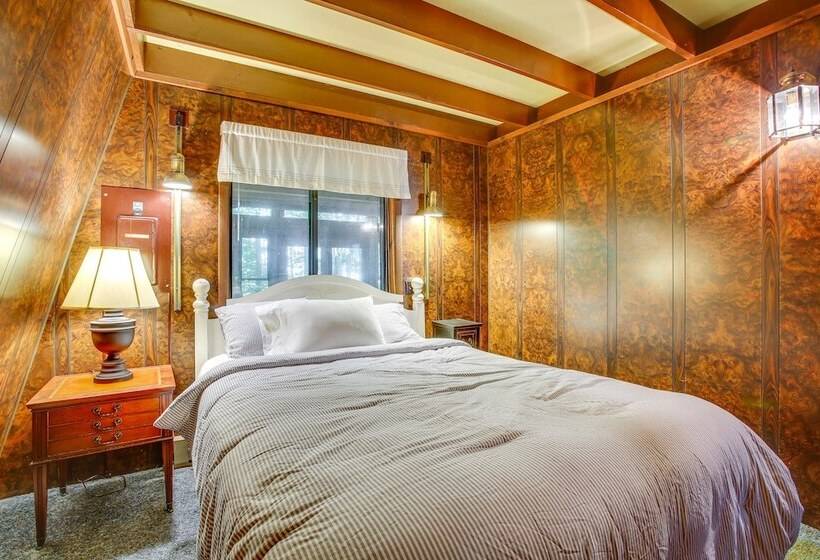 Crystal Mountain Cabin W/ Cozy Fireplace!