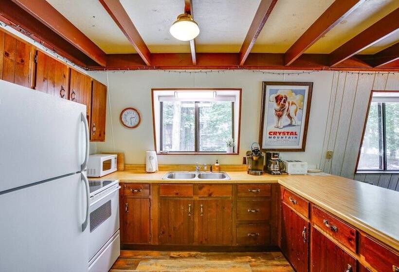 Crystal Mountain Cabin W/ Cozy Fireplace!