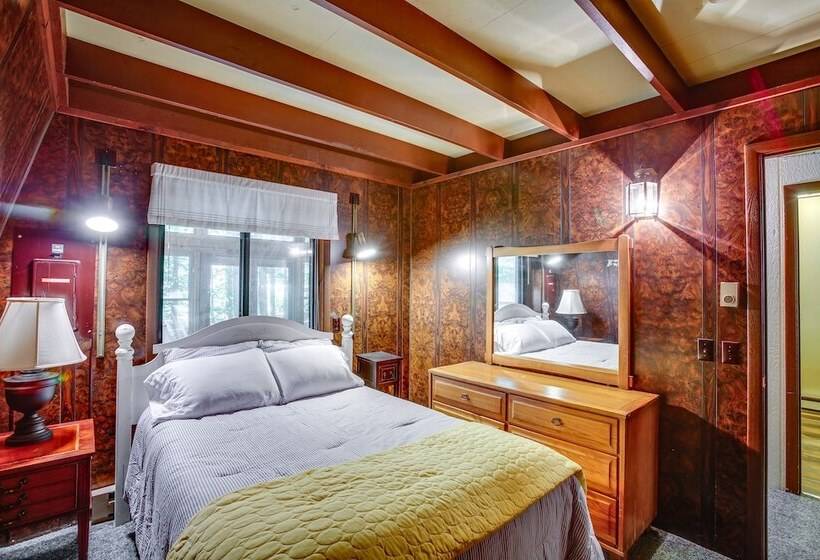 Crystal Mountain Cabin W/ Cozy Fireplace!