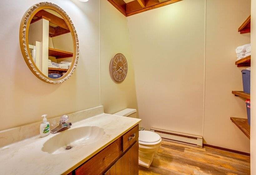 Crystal Mountain Cabin W/ Cozy Fireplace!