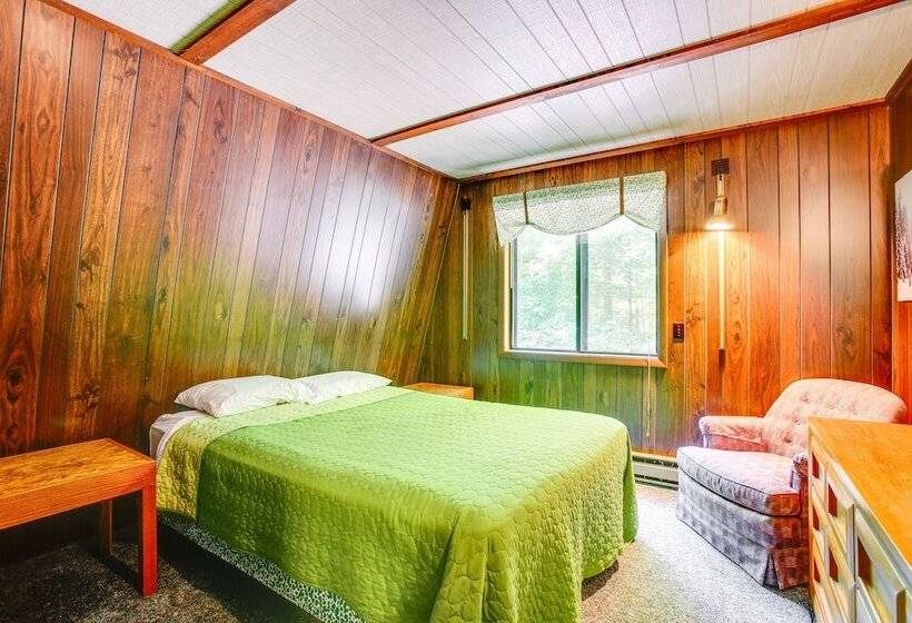 Crystal Mountain Cabin W/ Cozy Fireplace!