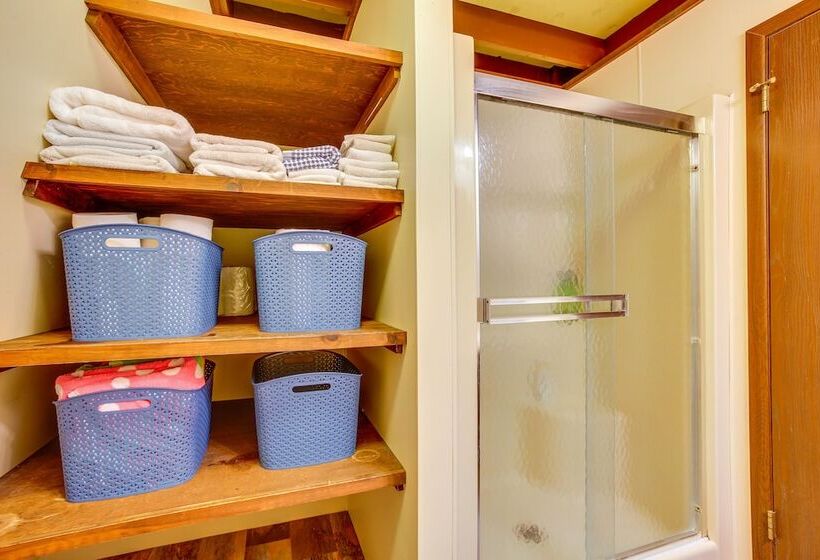 Crystal Mountain Cabin W/ Cozy Fireplace!