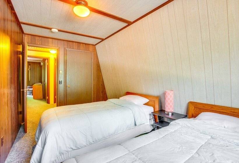 Crystal Mountain Cabin W/ Cozy Fireplace!