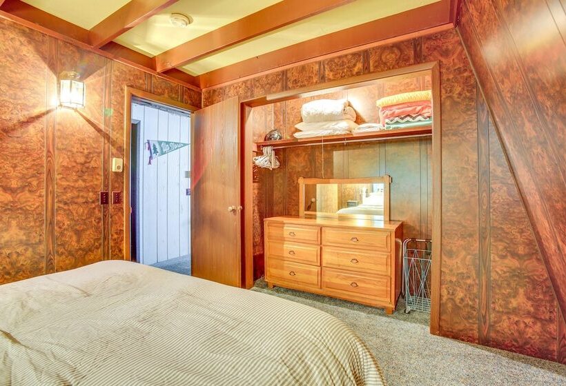 Crystal Mountain Cabin W/ Cozy Fireplace!