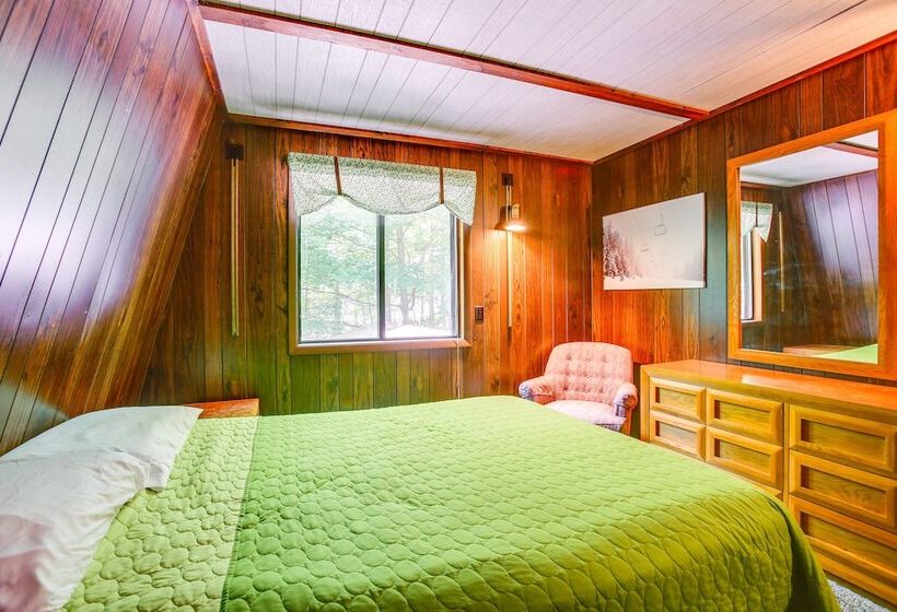 Crystal Mountain Cabin W/ Cozy Fireplace!