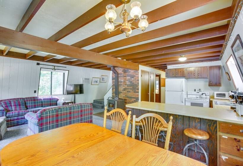 Crystal Mountain Cabin W/ Cozy Fireplace!