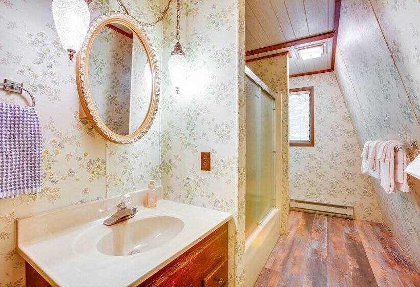 Crystal Mountain Cabin W/ Cozy Fireplace!