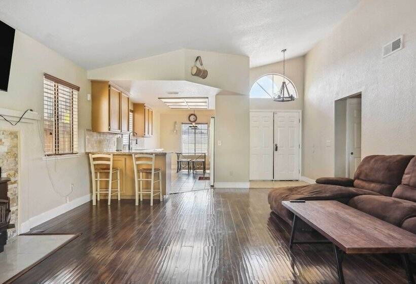 Charming Elk Grove Home   15 Mi To Sacramento!