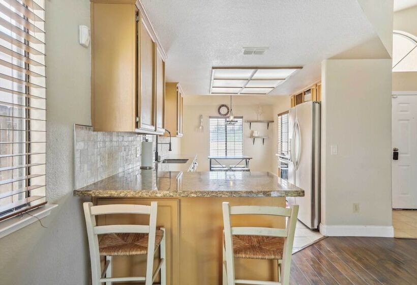 Charming Elk Grove Home   15 Mi To Sacramento!