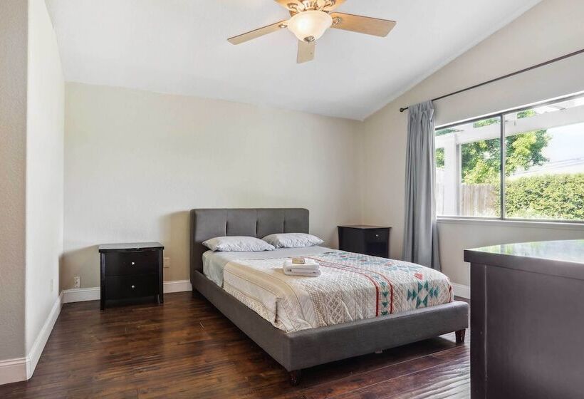 Charming Elk Grove Home   15 Mi To Sacramento!