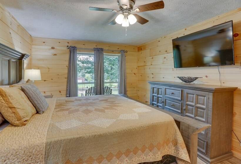 Mtn View Gem: Flat Rock Retreat W/ Deck & Grill!