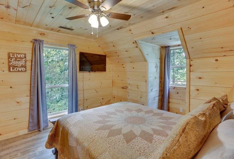 Mtn View Gem: Flat Rock Retreat W/ Deck & Grill!