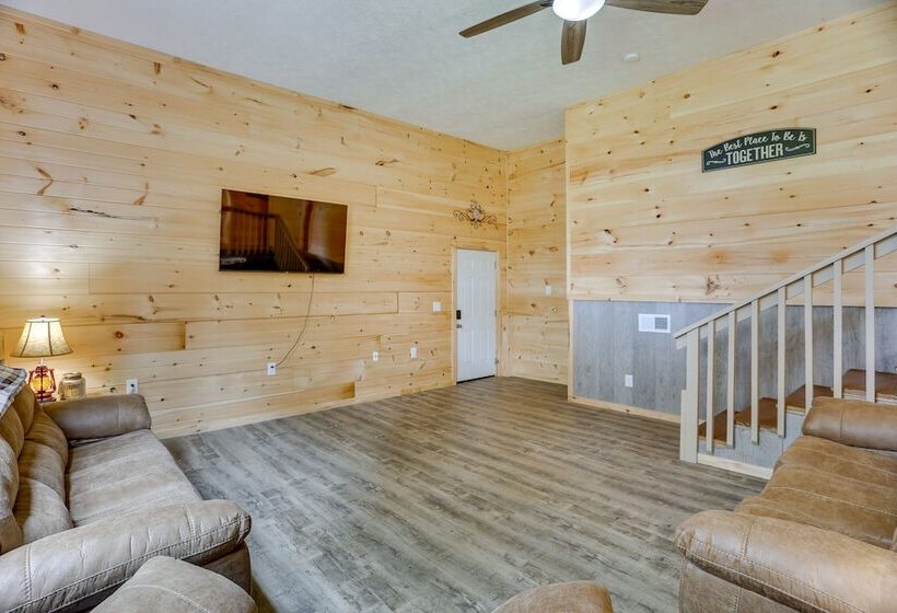 Mtn View Gem: Flat Rock Retreat W/ Deck & Grill!