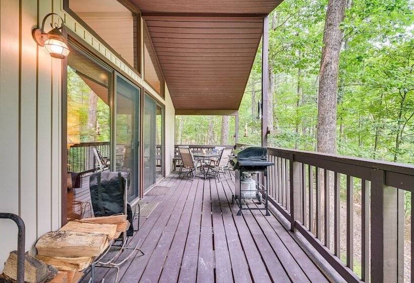 Charming Hedgesville Retreat W/ Deck + Fireplace!