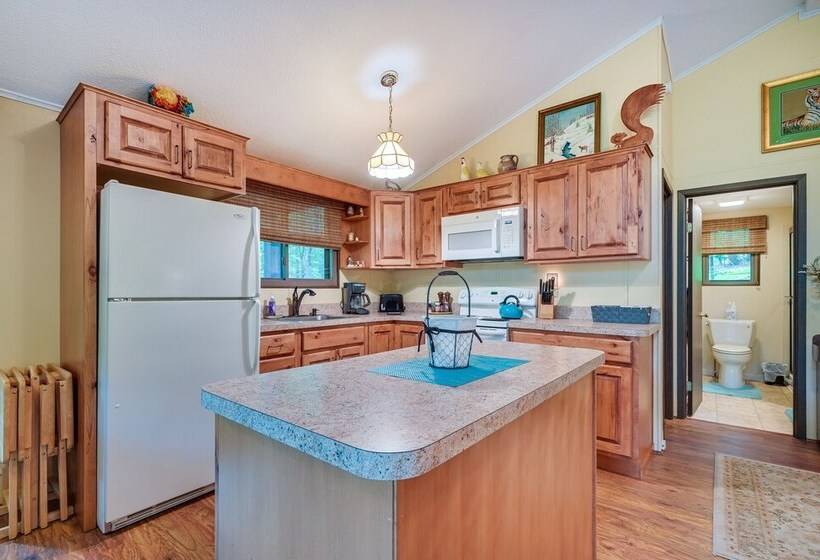 Charming Hedgesville Retreat W/ Deck + Fireplace!