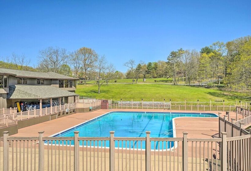 Charming Hedgesville Retreat W/ Deck + Fireplace!