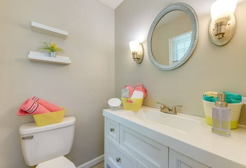 Charming Jonesville Home W/ Grill   Near Wineries!