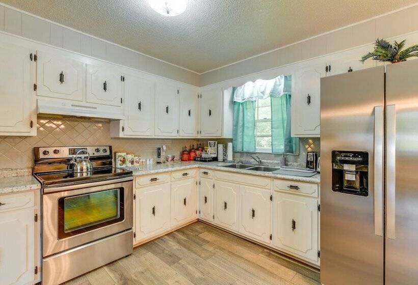 Charming Jonesville Home W/ Grill   Near Wineries!