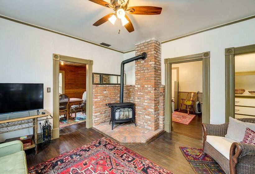 Charming La Conner Vacation Home W/ Fireplace!