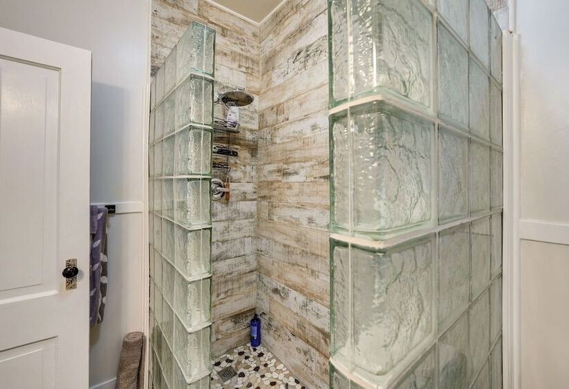 Charming La Conner Vacation Home W/ Fireplace!