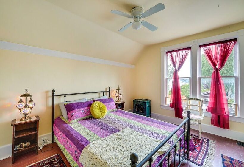 Charming La Conner Vacation Home W/ Fireplace!