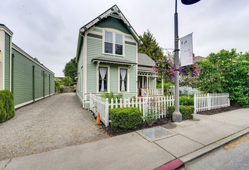 Charming La Conner Vacation Home W/ Fireplace!