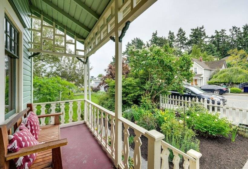 Charming La Conner Vacation Home W/ Fireplace!