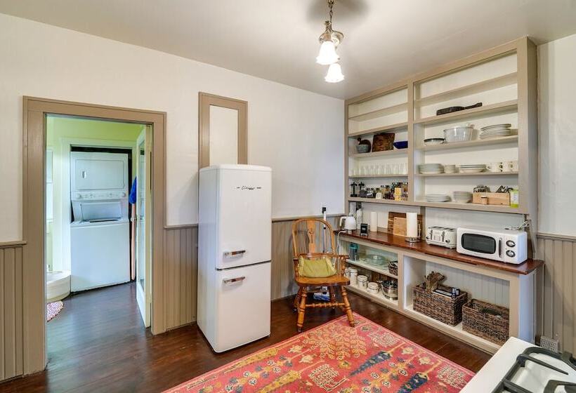 Charming La Conner Vacation Home W/ Fireplace!