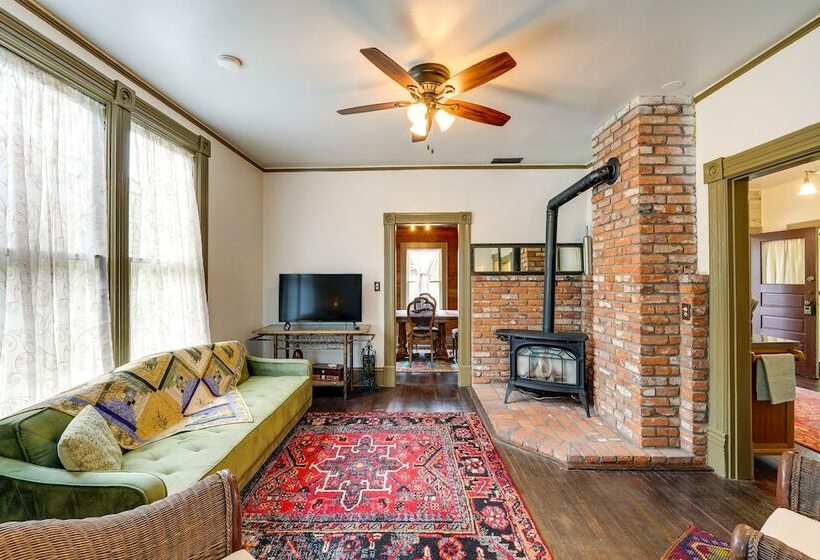 Charming La Conner Vacation Home W/ Fireplace!