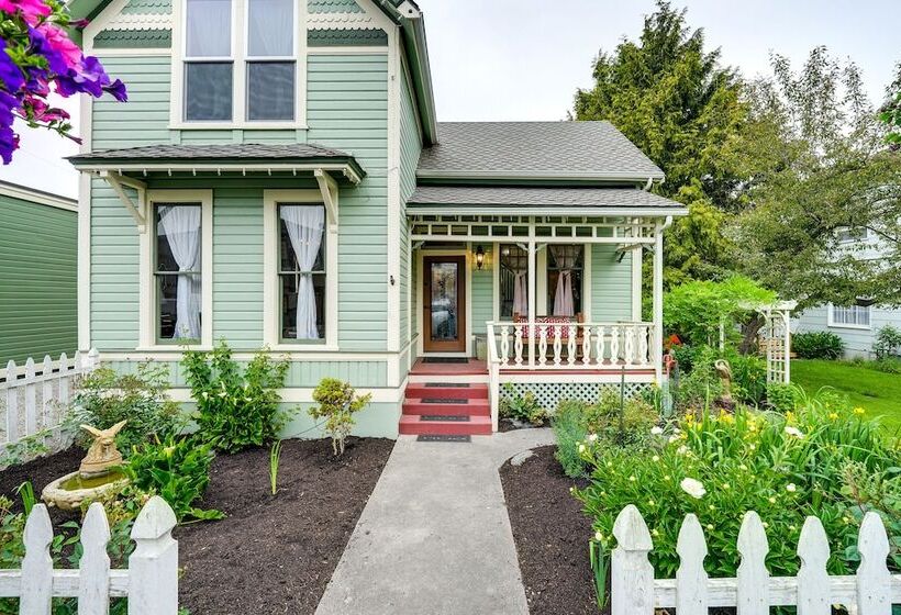 Charming La Conner Vacation Home W/ Fireplace!