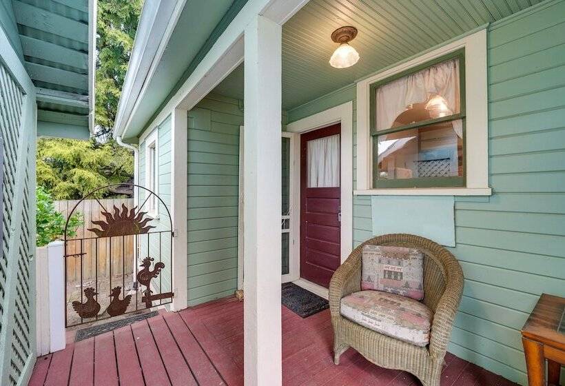 Charming La Conner Vacation Home W/ Fireplace!