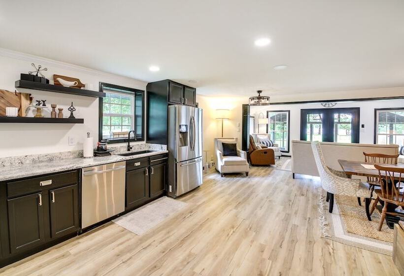 Lakefront Oasis W/ Patio In Hot Springs, Arkansas!