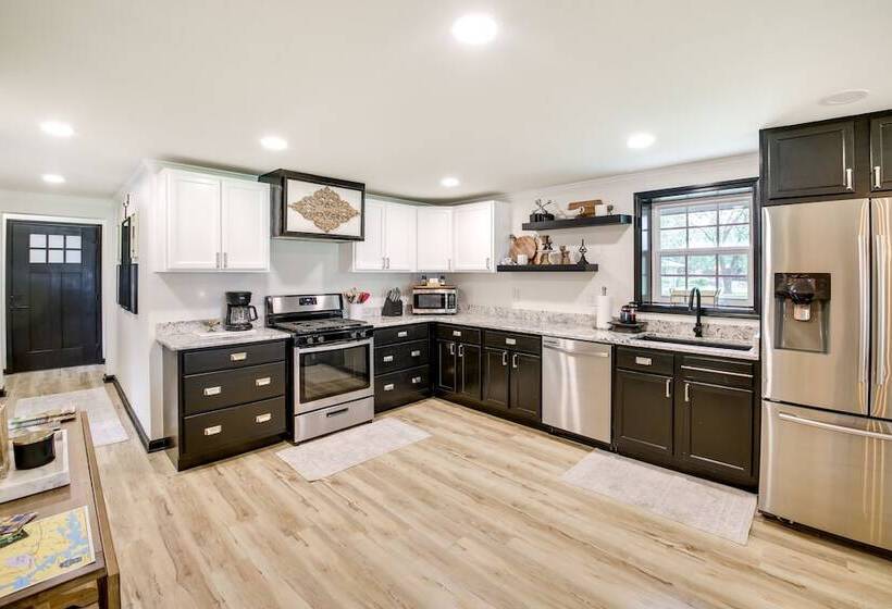 Lakefront Oasis W/ Patio In Hot Springs, Arkansas!