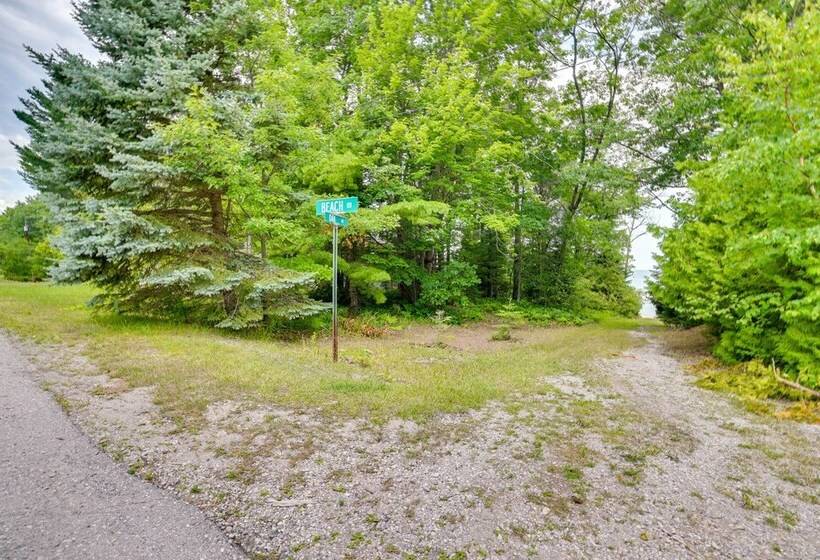 Enchanted Lake Huron Cottage W/ Beach Access!